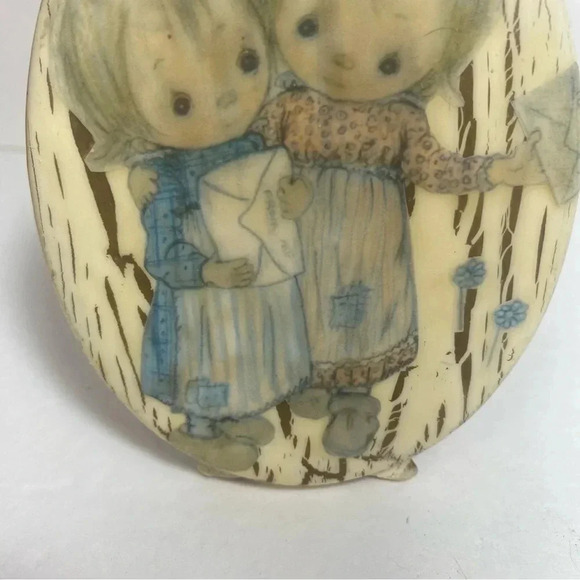 Betsy Clark Hallmark Friends Decoupage Plaster Plaque Little Cottage Girls Vtg - Picture 3 of 8